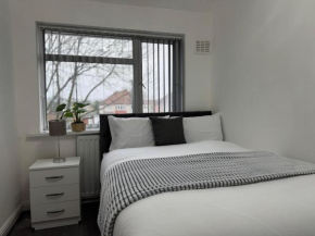 4 Beds House for Families & Contractors with Free Parking